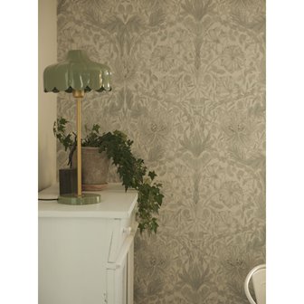 Retro lampa stołowa Wells zielona na komodzie